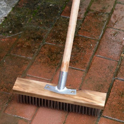 Brosse de ponçage robuste à poils en nylon pour surfaces rugueuses. Élimine la neige, la poussière et les saletés des allées, marches, patios, terrasses, carrelages et bétons. Longueur : 50 cm. (1/4)
