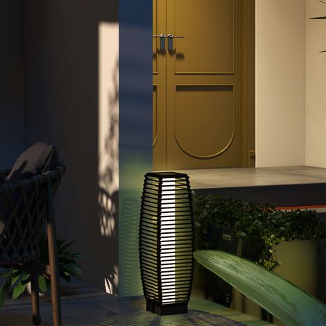 Lampe solaire de jardin avec panneau de chargement. En acier et rotin. 20 x 20 x 68 cm. Noire. (1/5)
