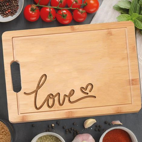 Planche en bambou "LOVE" – Idée cadeau personnalisé pour couple (1/5)