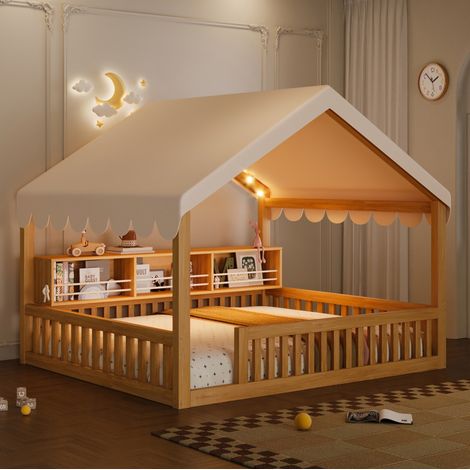 Cama infantil tipo casita 140x200 cm natural de madera con dosel, luces LED, estantería y barrera de seguridad (1/5)