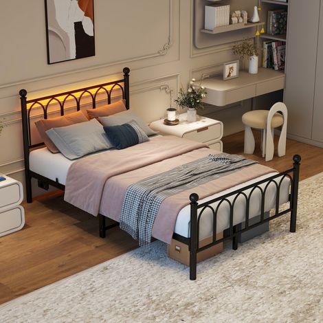 Letto in metallo 120x200 cm con LED, ricarica USB e presa, nero DESVIAE (1/5)