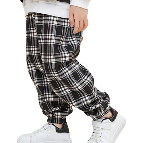 Lässige Jogginghose für Kinder, warm und bequem gefüttert, für Kinder im Schul- und Alltagsalter. Größe 100 für eine Körpergröße von 85 bis 95 cm. (1/5)