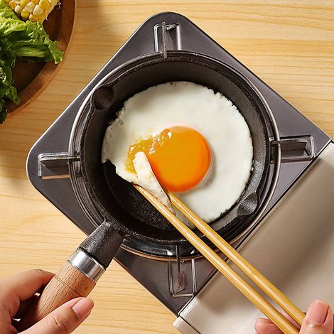 Mini poêle en fonte pour faire frire les œufs, un outil idéal pour chauffer et verser un filet d'huile, et antiadhésive. (1/5)
