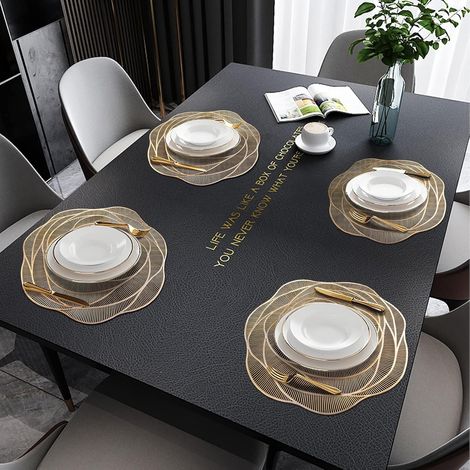 Set mit 6 abwaschbaren PVC-Tischsets, rutschfest, hitze- und abriebfest, leicht zu reinigen und zu verstauen, mit goldenem Blumenmuster.