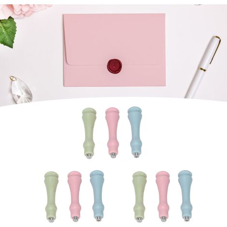 Ein komplettes Set versiegelter Holzgriffe, inklusive ergonomischer Ersatzgriffe mit glänzender Oberfläche.