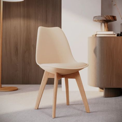 Lot de 4 chaises avec assise en polypropylène beige coussin rembourré et pieds en hêtre Lia (1/4)