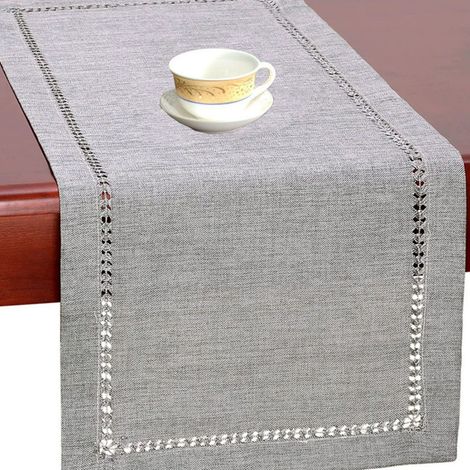 Chemin de table rustique en toile de jute, gris, 33 x 274 cm, motif géométrique ajouré, idéal pour une commode ou une table de chevet au quotidien. (1/5)