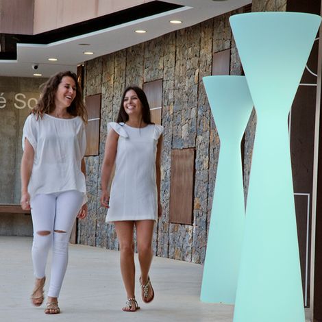 KONIKA 170 cm di altezza. Lampada da terra senza fili per interni ed esterni. Luce LED ricaricabile via USB. Realizzata in Spagna (1/4)