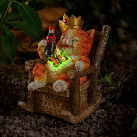 Statue de jardin solaire en forme de chat – Chat roux tigré amusant avec couronne et soda, papillon lumineux à LED, assis dans un fauteuil à bascule (1/5)