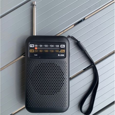Mini radio portable AM/FM bi-bande avec haut-parleur et prise casque, alimentée par piles (2 piles AA), adaptée à une utilisation intérieure, extérieure et d'urgence.