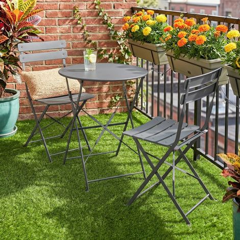 Set da bistrot da giardino composto da 3 pezzi: tavolo e 2 sedie pieghevoli con doppia protezione antiruggine, in metallo grigio.