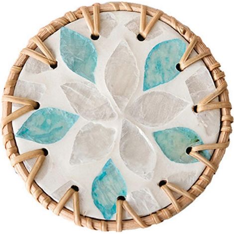 Sous-verre isolant en rotin tressé élégant, motif coquillages colorés, pour la maison et le bureau.