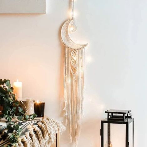 Décoration murale en macramé, attrape-rêves en forme de lune, fait main, avec lumières LED à piles, pendentif en métal et perles, beige, 20 x 96 cm, 1 pièce (1/5)