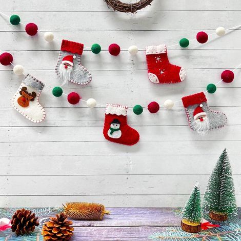 Weihnachtsgirlande aus Wollfilz mit Strümpfen und Filzkugeln, rot, grün, weiß