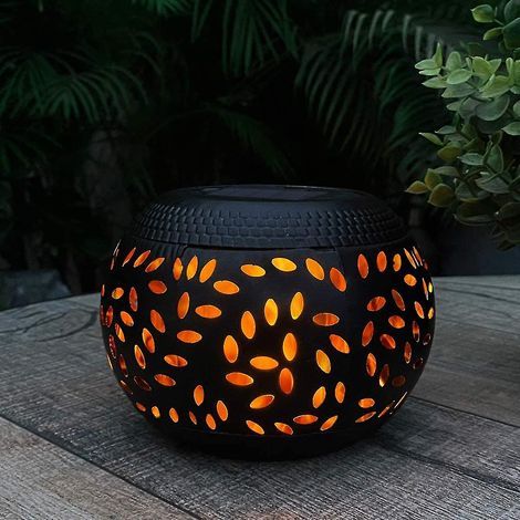 Lampe solaire de table extérieure étanche à flamme vacillante dansante, en métal noir, lampe décorative solaire pour bureau ou lit. (1/4)