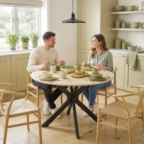 Table à manger pliante pour 2 à 6 personnes. table de cuisine ronde avec pieds croisés en acier. bois naturel