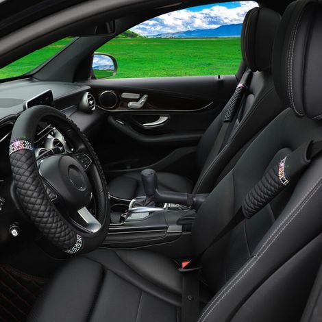 Un ensemble d'accessoires automobiles comprend une housse de volant, deux housses de ceinture de sécurité, une housse de frein à main, deux housses de pédales et une housse anti-poussière pour le levi (1/5)