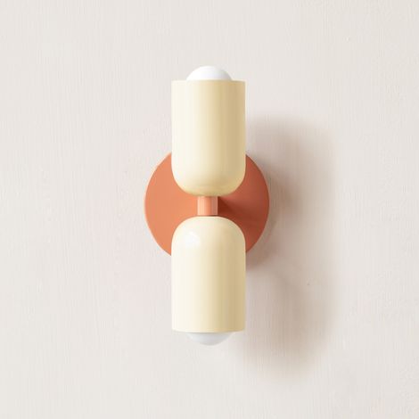 Vintage Wandlampe mit 2 Armen in Cremefarbe – Dekorative Wandbeleuchtung für Flur, Schlafzimmer oder über dem Bett – Französischer und skandinavischer Stil – Wandlampe in hellem Gelb mit rosa Basis