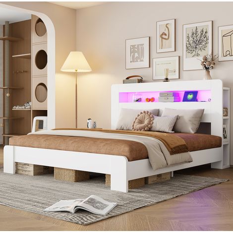 Bett aus Holz Weiß 180x200 cm mit Kopfteilregal, LED-Beleuchtung und integrierten Steckdosen
