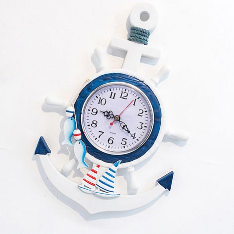 Une horloge nautique originale et créative, bleue et blanche, ornée d'un gouvernail et d'une ancre, symbole d'abondance et de prospérité. (34 cm de haut, 23 cm de large) (1/5)