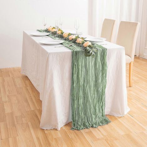 Chemin de table en gaze vert sauge poudré, style bohème rustique, idéal pour une réception de mariage, une fête prénuptiale ou une soirée de fin d'année. (1/5)