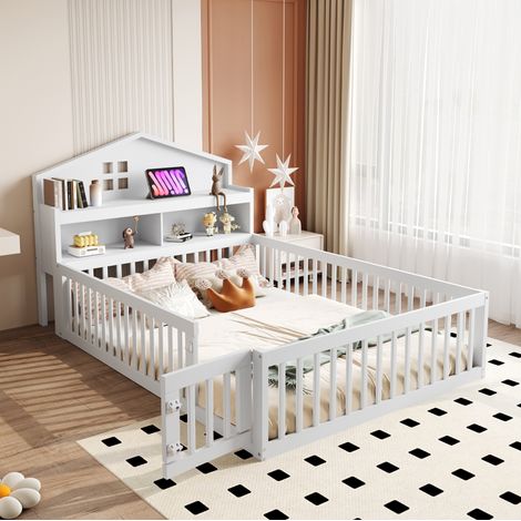 Letto bambini 140x200 cm a forma di casa con porta, ripiani portaoggetti, sponda di sicurezza e rete a doghe, in legno bianco, materasso non incluso (1/5)