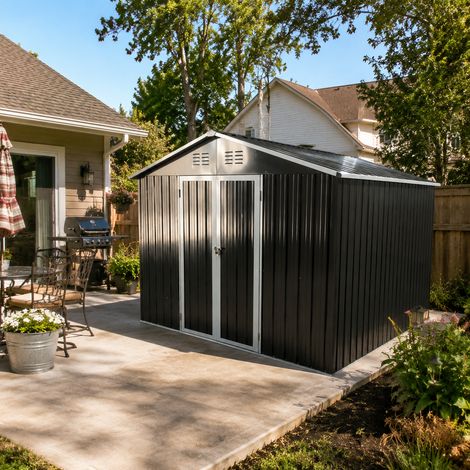 Metall-Gartenschuppen 10x8 ft mit Spitzdach in Schwarz als Außenlager. Der Schuppen ist mit einem integrierten Bodenrahmen ausgestattet. Grundfläche: 7,46 m². (1/5)