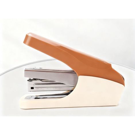 Agrafeuse nécessitant peu d'effort capacité de 20 feuilles profondeur de gorge de 40 mm brun clair utilisation facile d'un seul doigt. (1/5)