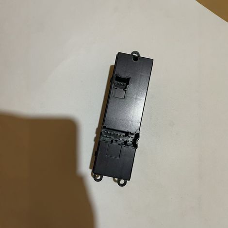 25401-ED500 is suitable for the power window switches of 2007-2010 Nissan Tiida C11 SC11 models. (1/4)