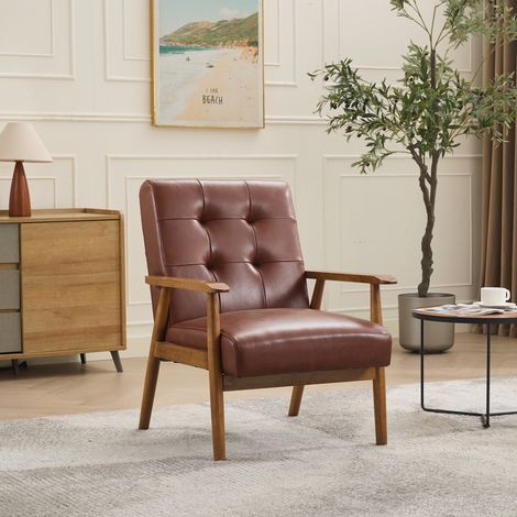 Fauteuil en cuir véritable, avec des accoudoirs de couleur noyer et des pieds en bois de caoutchouc. Un fauteuil confortable pour le salon, dans une couleur marron. (1/4)