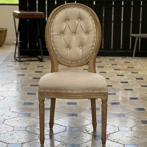 Chaise médaillon capitonnée en chêne – Dossier en lin beige – Dimensions 97x50x50cm – Élégance intemporelle et confort optimal – Signature (1/4)