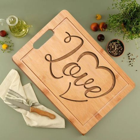 Planche à découper gravée "LOVE" – Cadeau personnalisé en bambou élégant (1/5)