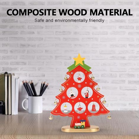 Sapin de Noël en bois à poser sur une table, orné de mini-décorations rouges. (1/5)