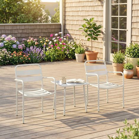 3-teiliges Bistro-Set: Glastisch und 2 Stühle, weiße Gartenmöbel.