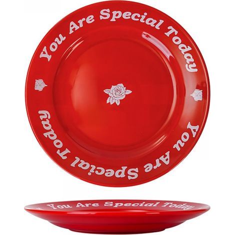 Tu es spéciale aujourd'hui. Assiette rouge cerise - Des roses ornent la céramique. (1/5)