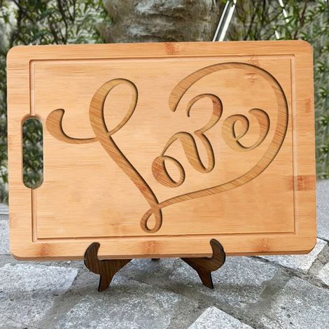 Planche bambou message "LOVE" – Idée cadeau romantique pour couple (1/5)