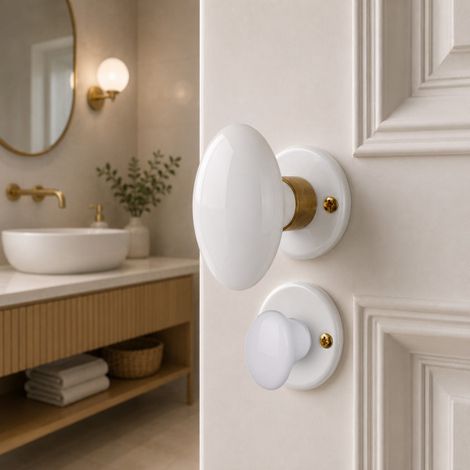 Ouvre&Déco - 2 poignées de porte OLIVE sur rosaces rondes – Porcelaine blanche et laiton poli doré – Condamnation WC / salle de bains – Style classique chic (1/5)