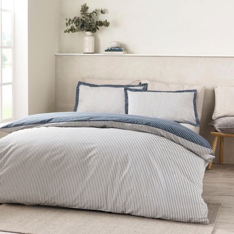 Parure de lit réversible avec Housse de Couette et taies d'oreiller à Rayures Fines Bleu Marine (1/5)