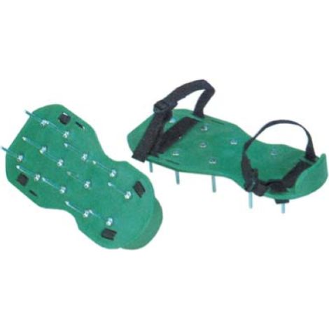 Ae'rateur de sous-chaussures cloute' e'toiles, pantoufles d'ae'rateur cloute'es dans un jardin de pelouse en PVC