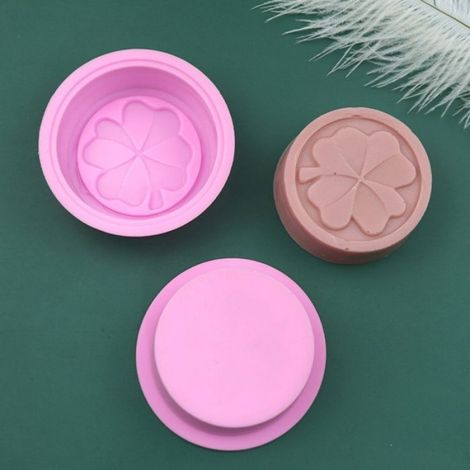 Moule de cuisson en silicone forme trèfle couleur rose, dimensions 7x7x2.5 cm, compatible réfrigérateur, four et micro-ondes (1/4)