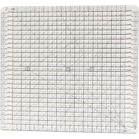Règle de patchwork transparente en acrylique pour faciliter la découpe et la couture.