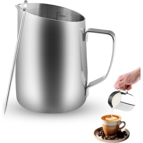 Milk Jug - Pot à lait 450ml avec Stylet Latte Art - Pichet-Mousseur à Lait pour Barista - Pour Cappuccino, Café Latte et Espresso - Marques de Mesure Incluses (1/5)