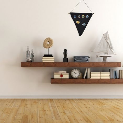 Set mit 2 dekorativen Wandabzeichen, dreifarbigen Anstecknadeln, Wanddisplays, schwarz. (1/5)