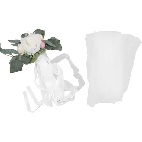 Décoration florale simple et attrayante pour dossier de chaise : fleurs artificielles blanches éclatantes et magnifiques, ornées de rubans, idéales pour un mariage. (1/5)