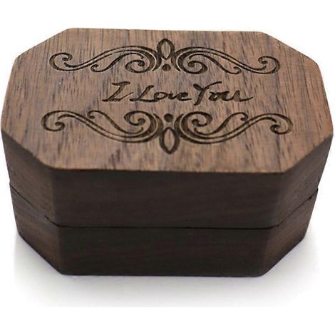Eine hölzerne Ringbox mit der Aufschrift „Ich liebe dich“, verziert mit einem achteckigen Diamanten. (1/4)
