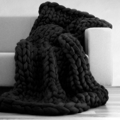 Plaid noir en grosse maille tricotée à la main (60 x 80 cm), en laine, pour canapé ou matelas. (1/5)