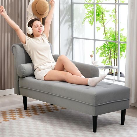 Chaise longue avec revêtement matelassé en velours gris. Fabriquée en bois massif et en mousse. 146 x 61 x 82,5 cm.