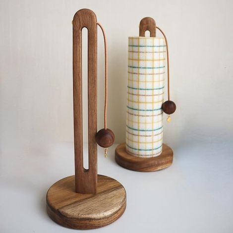 Ce porte-essuie-tout sur pied est fabriqué en bois naturel et possède de jolis crochets, ce qui permet de le placer facilement à différents endroits. Il contribue non seulement à garder la cuisine pro
