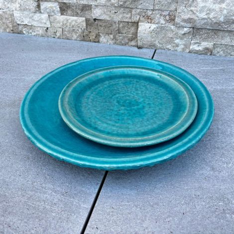 Soucoupe 28cm turquoise faite à la main en terre cuite émaillée