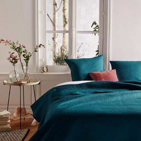 Atmosphera – Dessus de lit 240x260cm bleu canard – Lot avec 2 taies 60x60cm – 100% polyester – Design classique